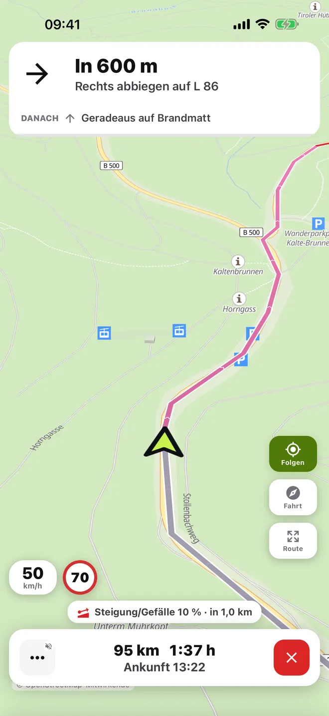 Navigation: Ansagen, Tempolimit und Steigung voraus.